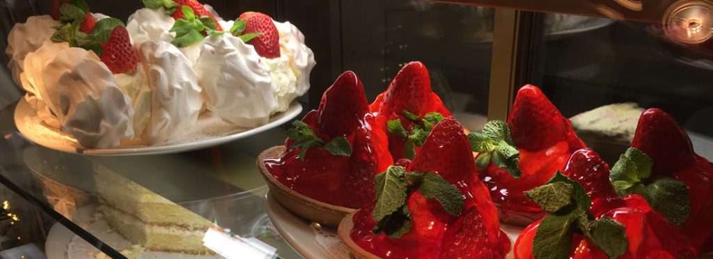 Strawberry tarts at Bobby's at Duck Bay Marina, Loch Lomond